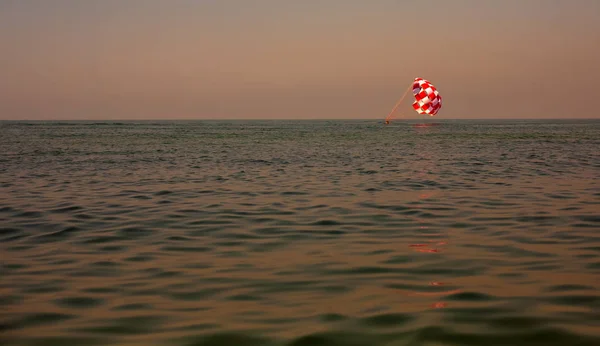 Parasailing Water Amusement Flying Parachute Boat — Stock Photo, Image