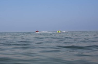 Zıplayan bir tekne tarafından çekilen zıplayan tüpte iki adam.