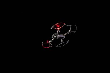 Quadcopter lunaparkta geceleri uçar. Drone gece gökyüzünde süzülür.
