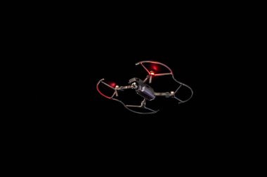 Quadcopter lunaparkta geceleri uçar. Drone gece gökyüzünde süzülür.