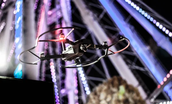 Quadcopter Leci Nocy Lunapark Dron Wznieci Się Nocnym Niebie — Zdjęcie stockowe