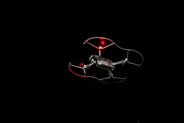 Quadcopter Vuela Noche Lunapark Drone Eleva Cielo Nocturno —  Fotos de Stock