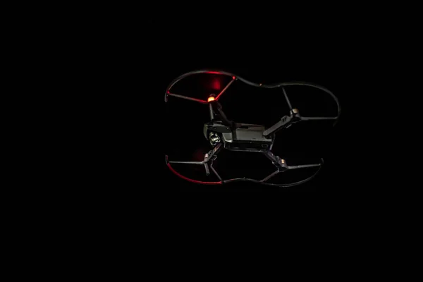 Quadcopter Vuela Noche Lunapark Drone Eleva Cielo Nocturno —  Fotos de Stock