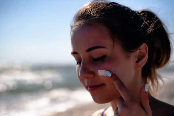 Chica Mancha Protector Solar Playa Utiliza Aceite Bronceado — Foto de Stock