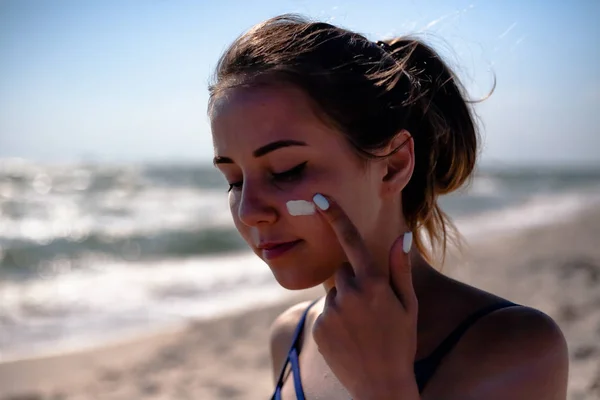 Chica Mancha Protector Solar Playa Utiliza Aceite Bronceado — Foto de Stock