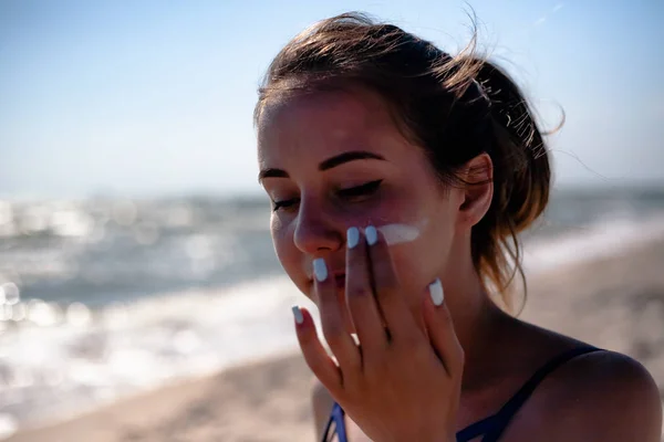 Chica Mancha Protector Solar Playa Utiliza Aceite Bronceado — Foto de Stock