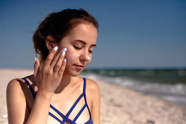 Chica Mancha Protector Solar Playa Utiliza Aceite Bronceado — Foto de Stock