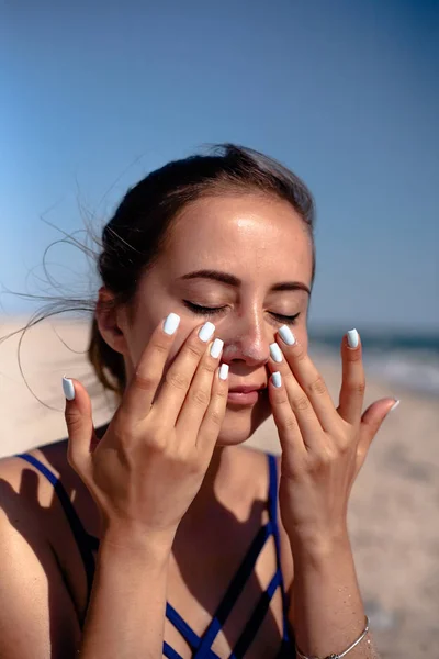 Chica Mancha Protector Solar Playa Utiliza Aceite Bronceado — Foto de Stock