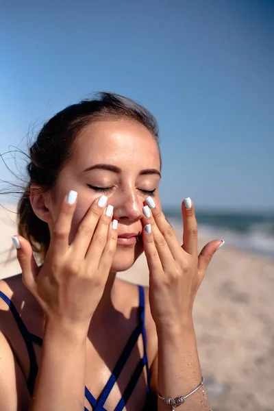 Chica Mancha Protector Solar Playa Utiliza Aceite Bronceado — Foto de Stock