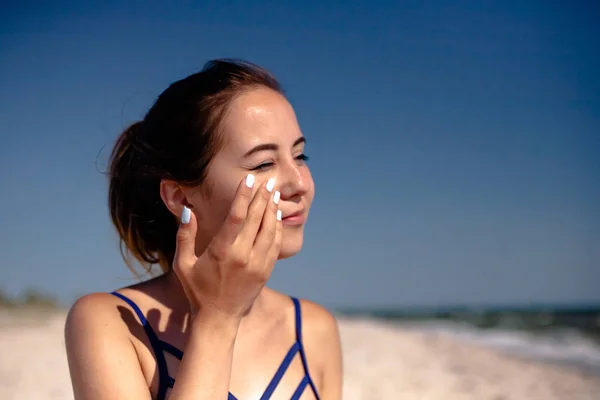 Rapariga Esfrega Protector Solar Praia Usa Óleo Bronzeamento — Fotografia de Stock