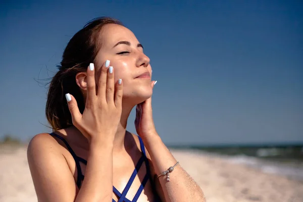 Rapariga Esfrega Protector Solar Praia Usa Óleo Bronzeamento — Fotografia de Stock