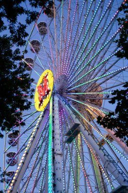 Büyük dönme dolap. Sıradışı açılarda sanat fotoğrafı.