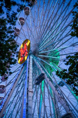 Büyük dönme dolap. Sıradışı açılarda sanat fotoğrafı.