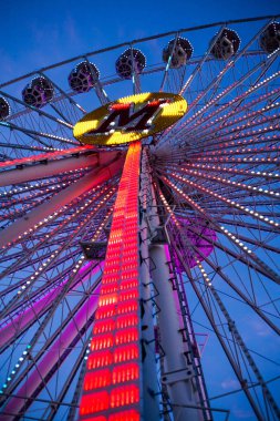 Büyük dönme dolap. Sıradışı açılarda sanat fotoğrafı.