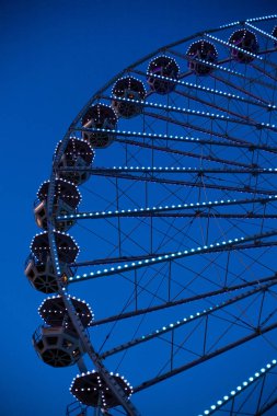 Büyük dönme dolap. Sıradışı açılarda sanat fotoğrafı.