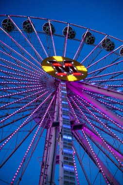 Büyük dönme dolap. Sıradışı açılarda sanat fotoğrafı.