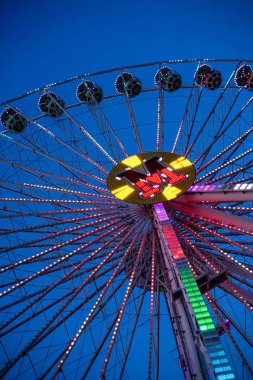 Büyük dönme dolap. Sıradışı açılarda sanat fotoğrafı.