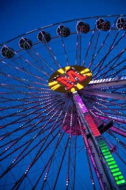 Büyük dönme dolap. Sıradışı açılarda sanat fotoğrafı.