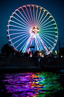 Büyük dönme dolap. Sıradışı açılarda sanat fotoğrafı.