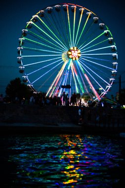 Büyük dönme dolap. Sıradışı açılarda sanat fotoğrafı.