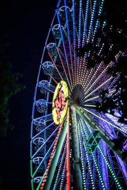 Büyük dönme dolap. Sıradışı açılarda sanat fotoğrafı.