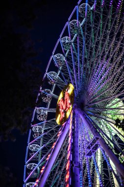Büyük dönme dolap. Sıradışı açılarda sanat fotoğrafı.