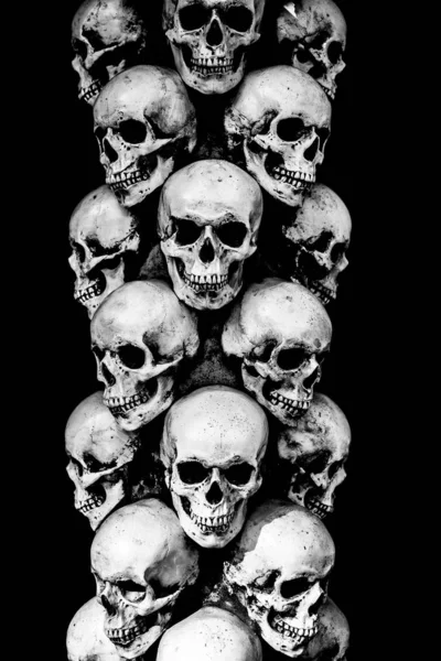 Calaveras Sombrías Sobre Fondo Oscuro Los Cráneos Paran Uno Encima —  Fotos de Stock