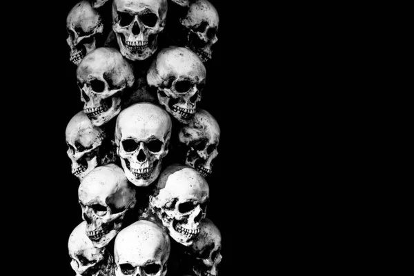 Calaveras Sombrías Sobre Fondo Oscuro Los Cráneos Paran Uno Encima — Foto de Stock