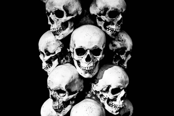 Calaveras Sombrías Sobre Fondo Oscuro Los Cráneos Paran Uno Encima —  Fotos de Stock