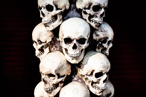 Calaveras Sombrías Sobre Fondo Oscuro Los Cráneos Paran Uno Encima — Foto de Stock