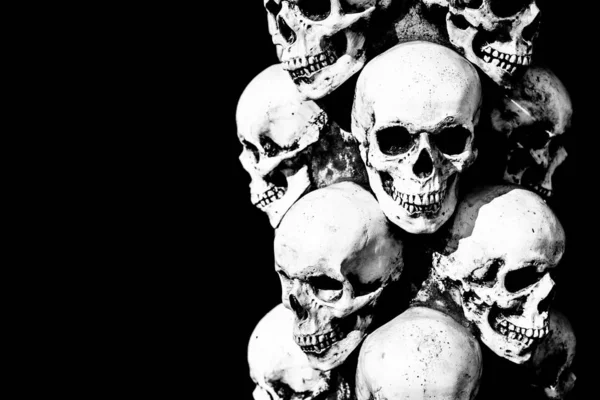 Calaveras Sombrías Sobre Fondo Oscuro Los Cráneos Paran Uno Encima — Foto de Stock