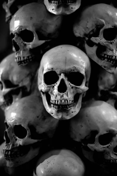 Calaveras Sombrías Sobre Fondo Oscuro Los Cráneos Paran Uno Encima — Foto de Stock