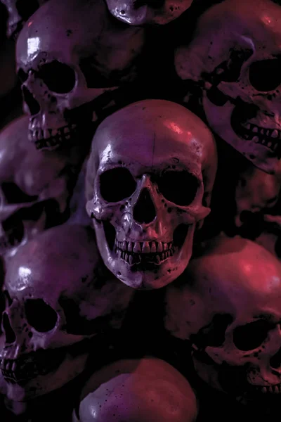 Calaveras Sombrías Sobre Fondo Oscuro Los Cráneos Paran Uno Encima — Foto de Stock