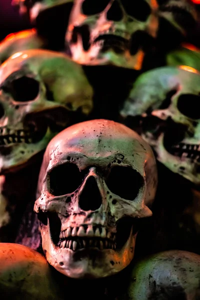 Calaveras Sombrías Sobre Fondo Oscuro Los Cráneos Paran Uno Encima — Foto de Stock