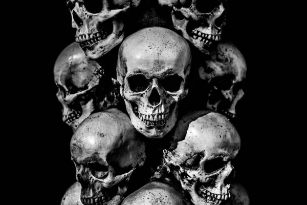 Düstere Totenköpfe Auf Dunklem Hintergrund Totenköpfe Stehen Übereinander — Stockfoto