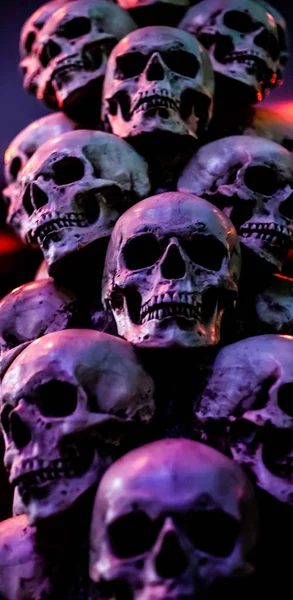 Calaveras Sombrías Sobre Fondo Oscuro Los Cráneos Paran Uno Encima — Foto de Stock