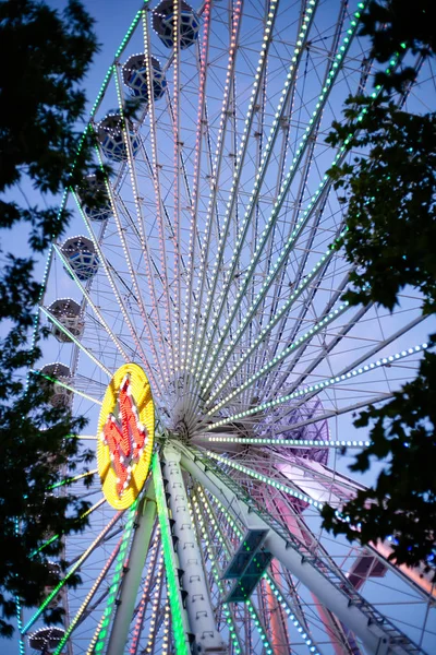 Uma Grande Roda Gigante Foto Arte Ângulos Incomuns — Fotografia de Stock