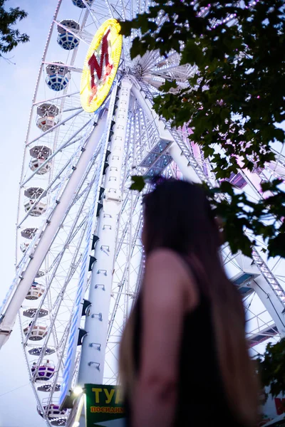 Šťastné Děvče Pozadí Ferrisových Kol Večer Večerní Světla Kolečky — Stock fotografie
