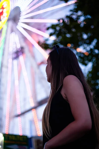 Menina Feliz Contexto Rodas Ferris Tarde Faróis Noturnos Roda Gigante — Fotografia de Stock