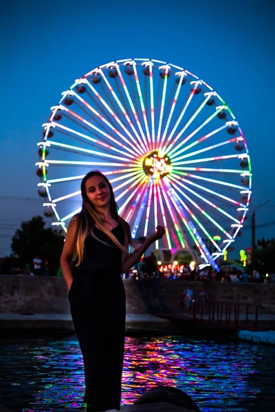 Šťastná Dívka Pozadí Toho Noci Ruském Kole Noční Světla Kolečkovým — Stock fotografie