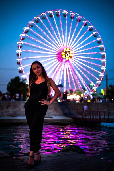 Chica Feliz Fondo Una Noria Noche Luces Nocturnas Ferris Wheel — Foto de Stock