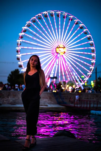 Menina Feliz Contexto Uma Roda Ferris Noite Noite Luzes Roda — Fotografia de Stock