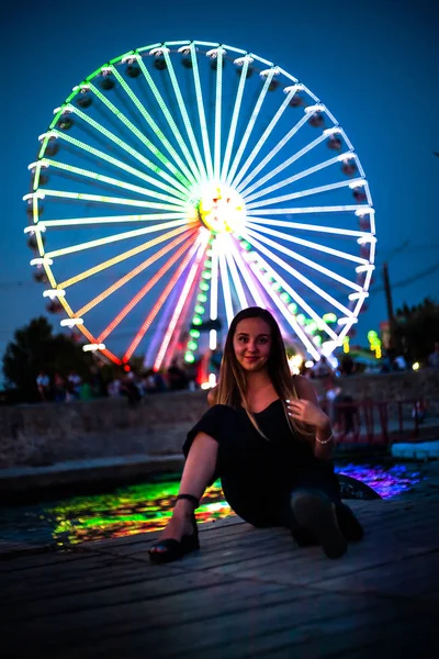 Menina Feliz Contexto Uma Roda Ferris Noite Noite Luzes Roda — Fotografia de Stock