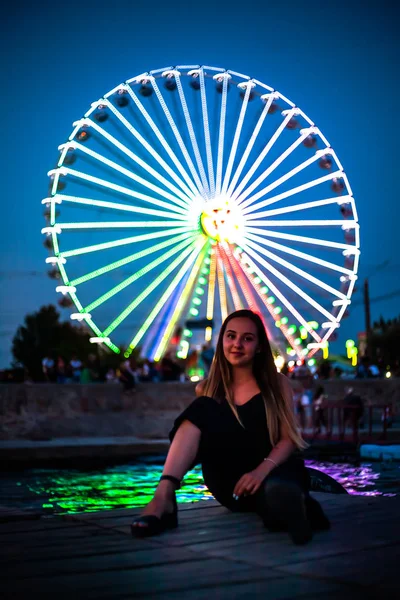 Chica Feliz Fondo Una Noria Noche Luces Nocturnas Ferris Wheel — Foto de Stock