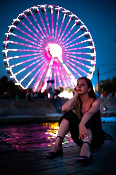 Menina Feliz Contexto Uma Roda Ferris Noite Noite Luzes Roda — Fotografia de Stock