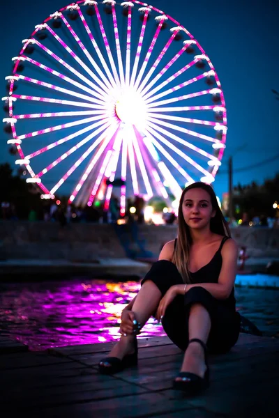 Menina Feliz Contexto Uma Roda Ferris Noite Noite Luzes Roda — Fotografia de Stock
