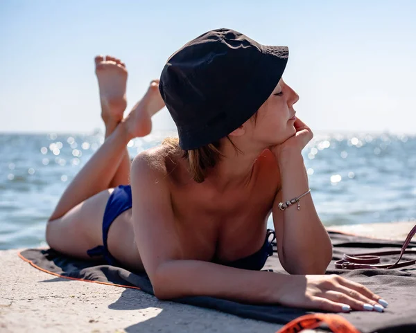 Een Jong Aantrekkelijk Meisje Ligt Een Zwempak Zonnebaden Zee — Stockfoto