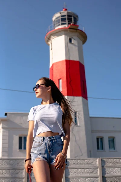 Deniz Fenerinin Arka Planında Güzel Özgür Bir Kız Berrak Mavi — Stok fotoğraf