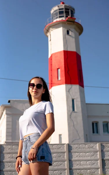 Mooi Gratis Meisje Een Achtergrond Van Een Vuurtoren Helder Blauwe — Stockfoto