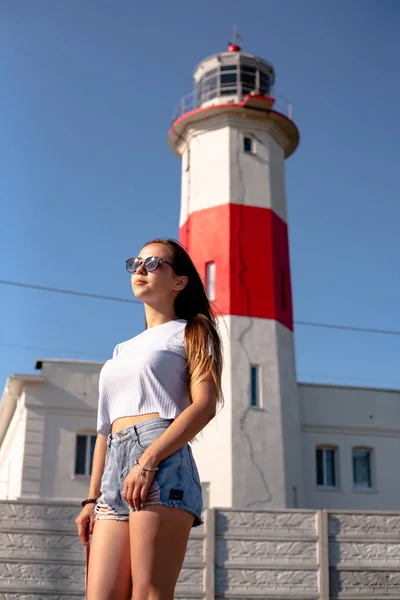 Menina Bonita Livre Fundo Farol Céu Azul Claro — Fotografia de Stock